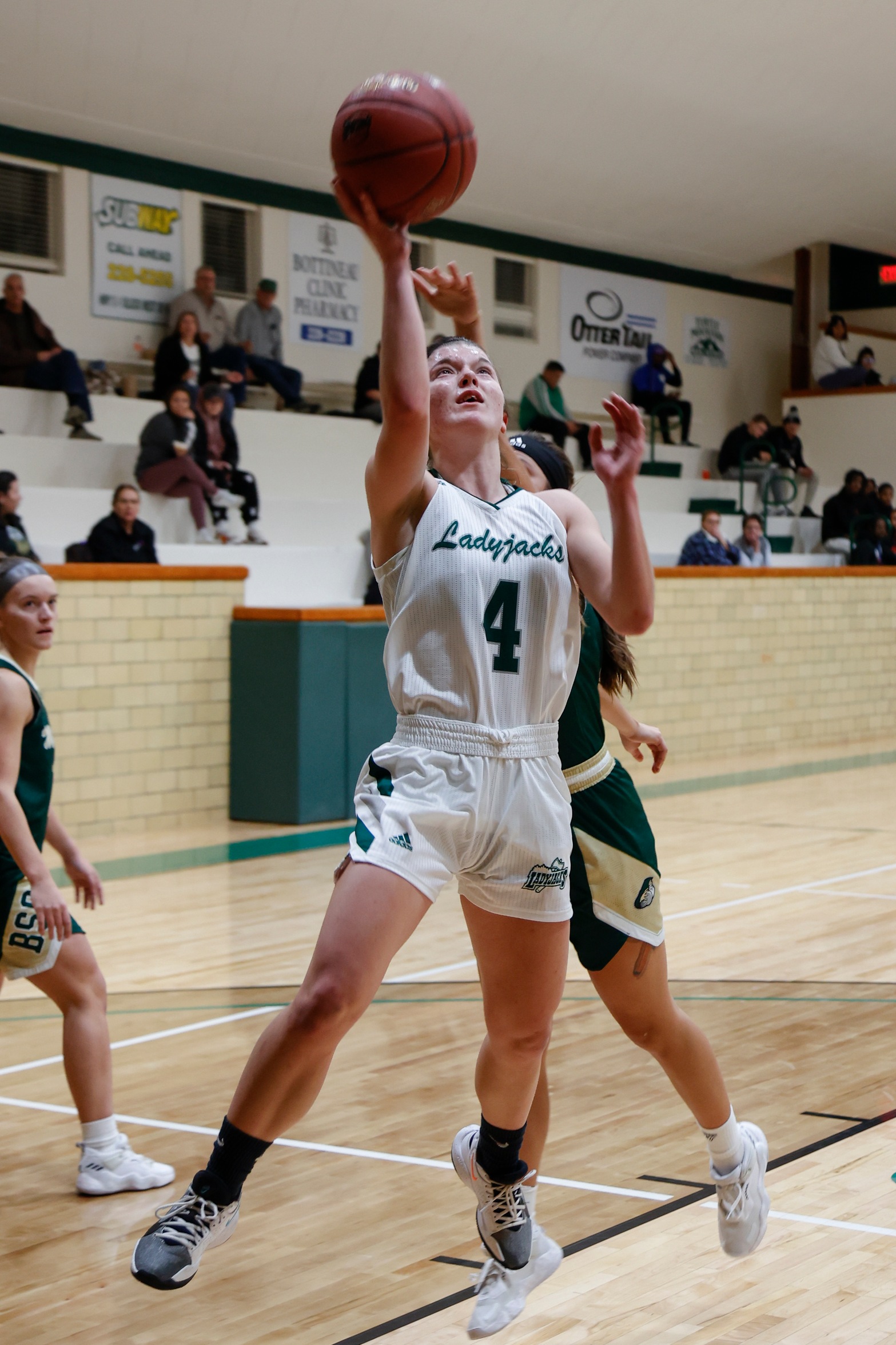 Sabra Peterson chipped in 6 pts., 5 assists, and did not have a turnover for the Ladyjacks.